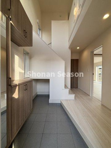 【玄関】 | 玄関を入ると吹抜けで開放感のある空間が広がります♪