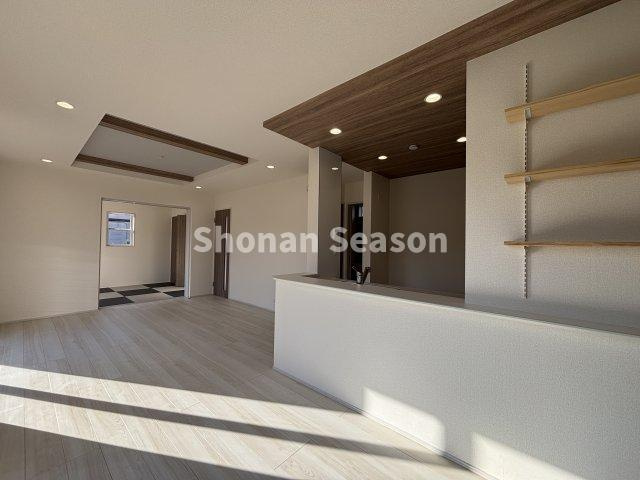 【居間・リビング】 | 対面式キッチンのため、お料理中でもご家族との会話が弾みます☆