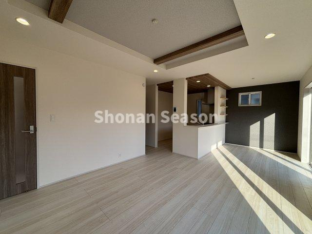 【居間・リビング】 | リビングは開放感をプラスした折上天井となっており、ご家族でゆったりと過ごせます♪