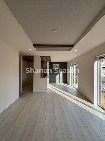 【居間・リビング】 | アクセントクロスがおしゃれなリビングはインテリア映えしそうですね◎