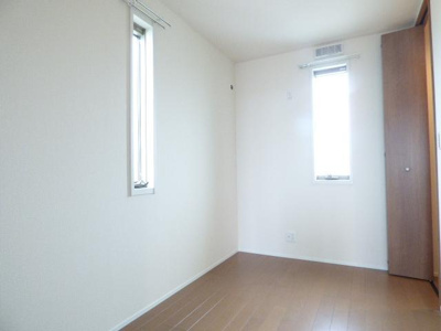 【寝室】 | Pino Village | 2面採光の洋室♪