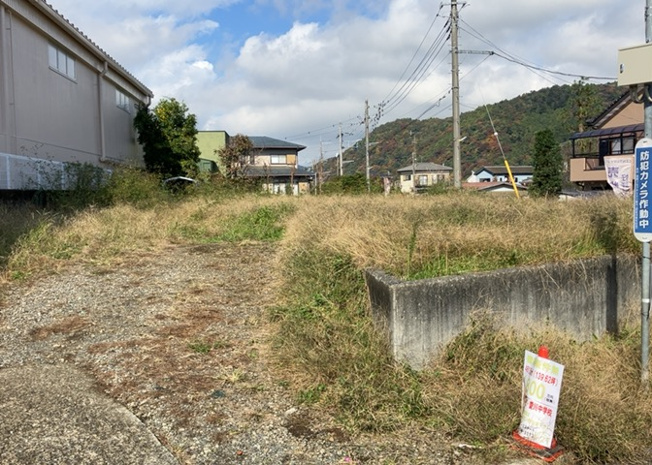 【外観】 | 土地の前の道路に消火栓が設置されていることがあります。この場合、道路交通法第45条第1項により、駐車禁止の場所が指定されています。そのため、車庫などの駐車スペースをつくることができない場合があります。