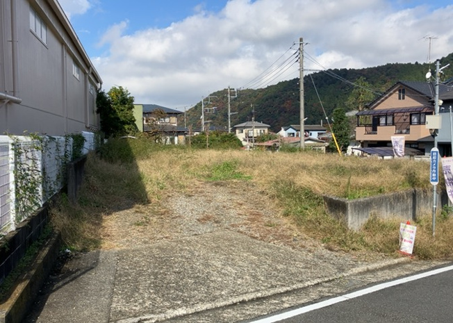 【外観】 | 現地に行くなら、物件の周囲の地形がどうなっているかを見ることも大切です。周辺より低くなっている土地では、大雨などで水が集まりやすいため、地盤が弱くなっているということも考えられるため、注意が必要です。