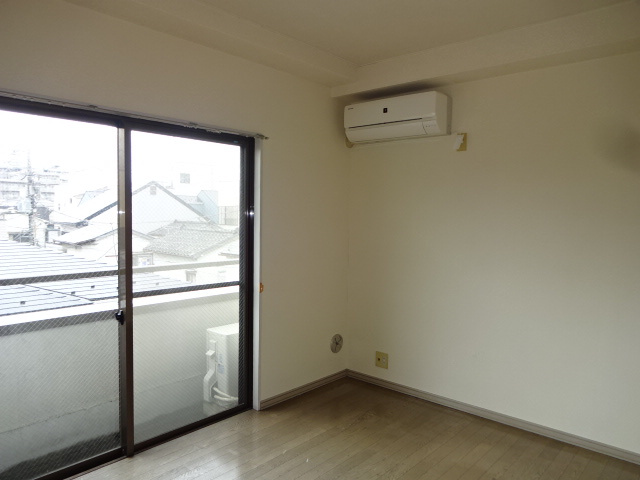 AIKUビル（アイクビル）の居間・リビング