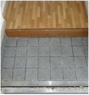 AIKUビル（アイクビル）の玄関