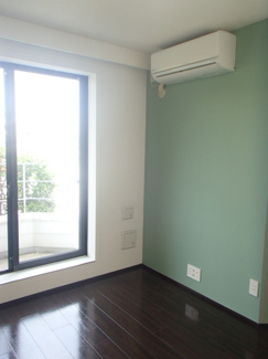 【居間・リビング】 | T.T.Studio | アクセントクロスがおしゃれなダイニングキッチン