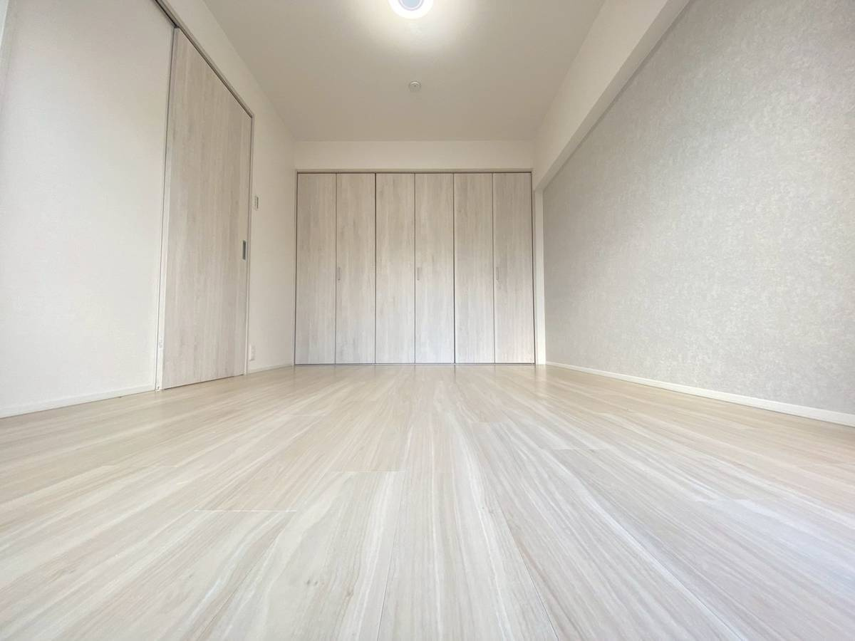 西京極ガーデンハイツの洋室|主寝室に適した洋室は、床、建具ともにホワイト系でまとめられた清潔感溢れる空間です。