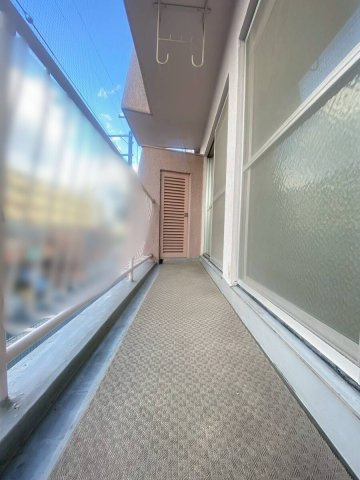 西京極ガーデンハイツのバルコニー|バルコニーは横に長く、布団や洗濯物がからっと乾きます。物入が付属しており、エクステリア用品を収納するなど便利にお使いいたけます。