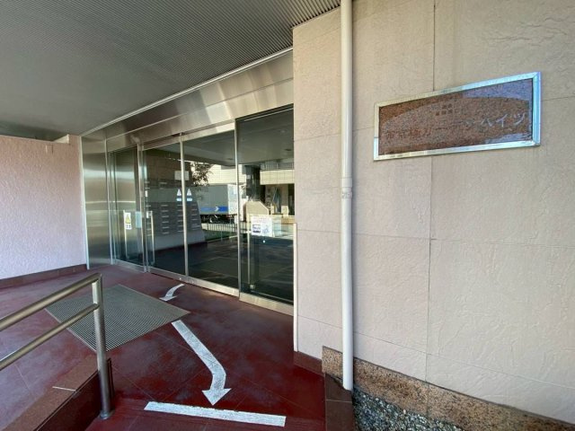 西京極ガーデンハイツ|エントランスは大開口のガラスドアです。