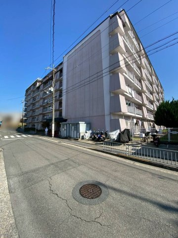 西京極ガーデンハイツの外観|しっかりとしたRC造のマンションです。周囲が開けていて、視認性も良好です。