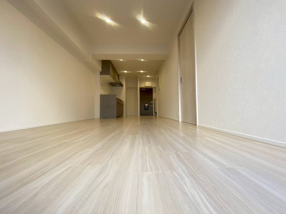 【価格改定】西京極ガーデンハイツの居間・リビング|RC造マンションの３階住戸です。
内部リフォーム済につき、気持ちよく新生活をスタートできます！