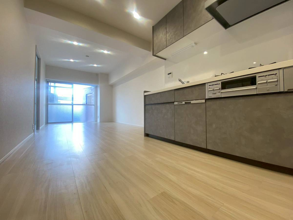 【価格改定】西京極ガーデンハイツのキッチン|ナチュラルな木目柄の床材と、グレーカラーのキッチンが素敵です。