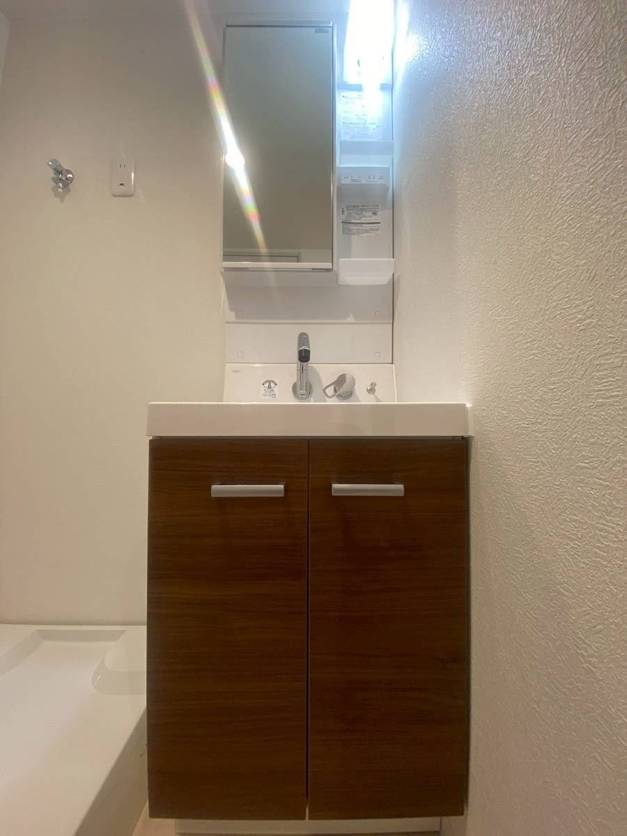 【価格改定】西京極ガーデンハイツの独立洗面台|ブラウンの横目木目柄の扉柄がスタイリッシュな扇面化粧台。こちらも新品交換済みです◎