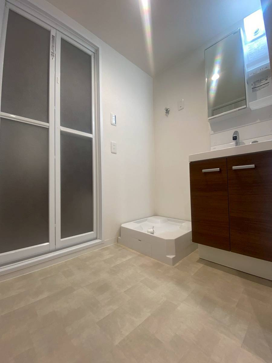 【価格改定】西京極ガーデンハイツの独立洗面台|脱衣室に洗濯機置き場があり、動線が短く便利です。