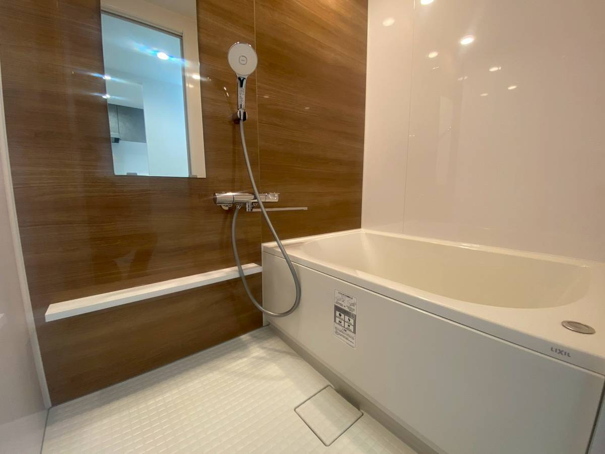 【価格改定】西京極ガーデンハイツの浴室|アクセントパネルがスタイリッシュな浴室。
こちらもリフォームにて新品に交換済みです。