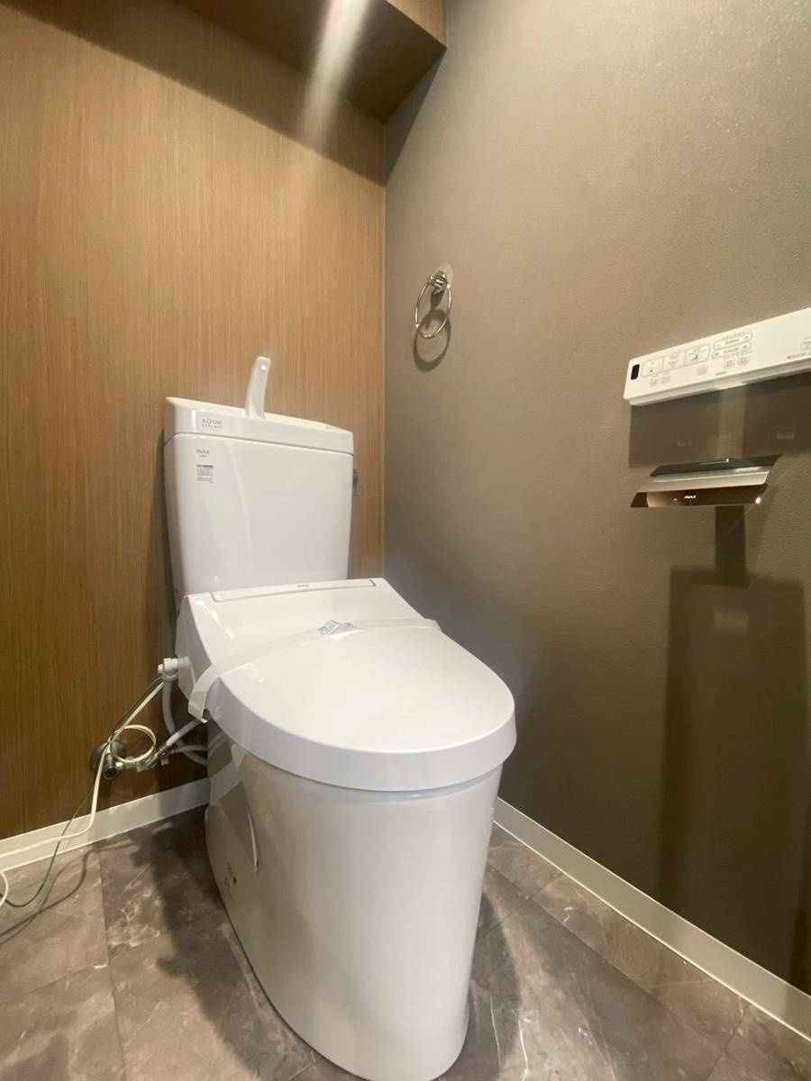 西京極ガーデンハイツのトイレ|落ち着いた色調のアクセントクロスが貼られた新品交換済みのトイレです。