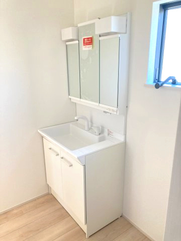リナージュ前橋六供町1丁目01期　1号棟の独立洗面台|シャワー水栓付き洗面台で朝の身支度もバッチリです！
洗面台には収納スペースもあり洗面室もすっきり片付きますよ！