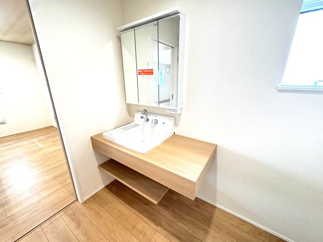 リナージュ前橋六供町1丁目01期　1号棟の独立洗面台|シャワー水栓付き洗面台で朝の身支度もバッチリです！
洗面台には収納スペースもあり洗面室もすっきり片付きますよ！