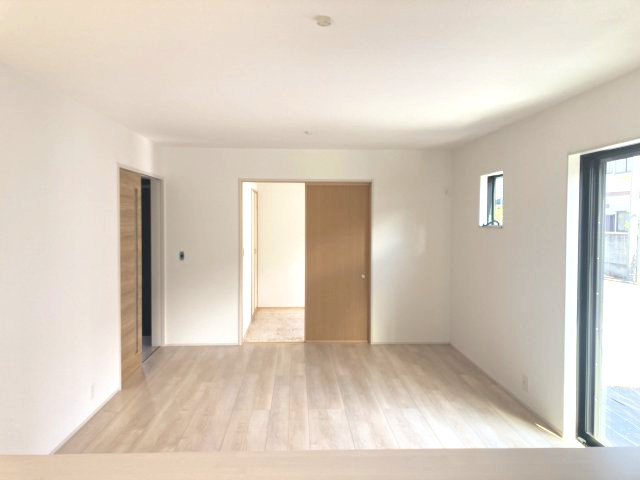 リナージュ前橋六供町1丁目01期　1号棟の居間・リビング|カウンターキッチンなのでお料理をしながら会話もできます。
夕食の支度をしながら、お子様の様子も見られて自然と会話も増えますよ♪