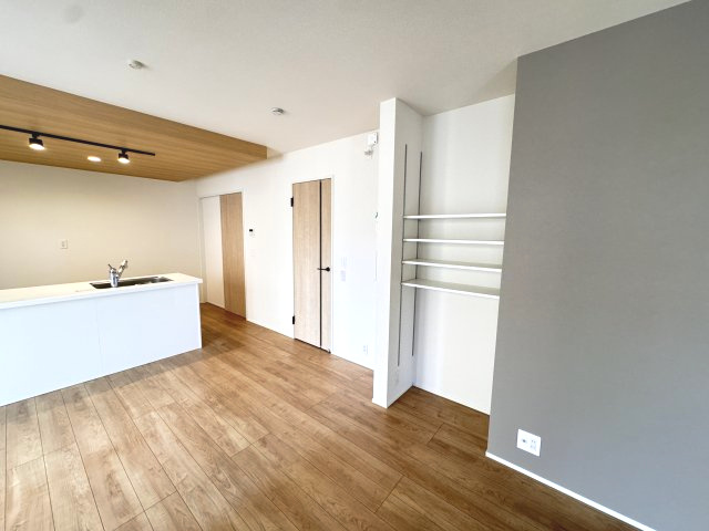 リナージュ前橋六供町1丁目01期　1号棟の居間・リビング|カウンターキッチンなのでお料理をしながら会話もできます。
夕食の支度をしながら、お子様の様子も見られて自然と会話も増えますよ♪