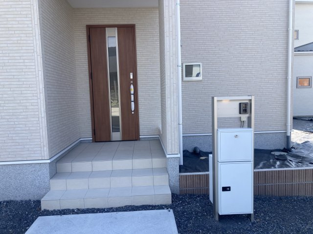 リナージュ前橋六供町1丁目01期　1号棟の玄関|落ち着いた玄関です。モニター付きインターホン標準装備！