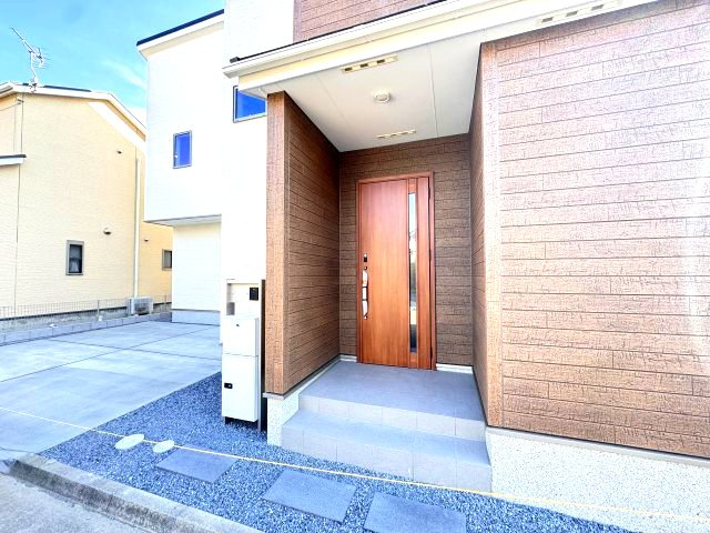 リナージュ前橋六供町1丁目01期　1号棟の玄関|毎日通る玄関です。駐車場までのアプローチも素敵です♪