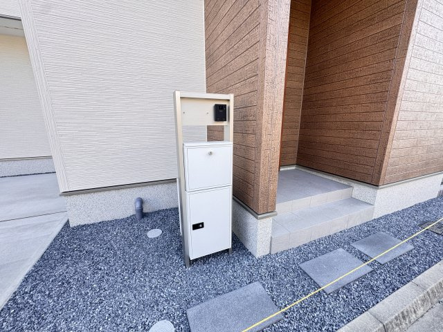 リナージュ前橋六供町1丁目01期　1号棟の玄関|モニター付インターホン、宅配ボックス、ポストも標準装備です♪