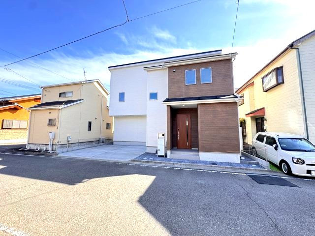 リナージュ前橋六供町1丁目01期　1号棟の外観|前面道路も広々していて開放的な立地です♪