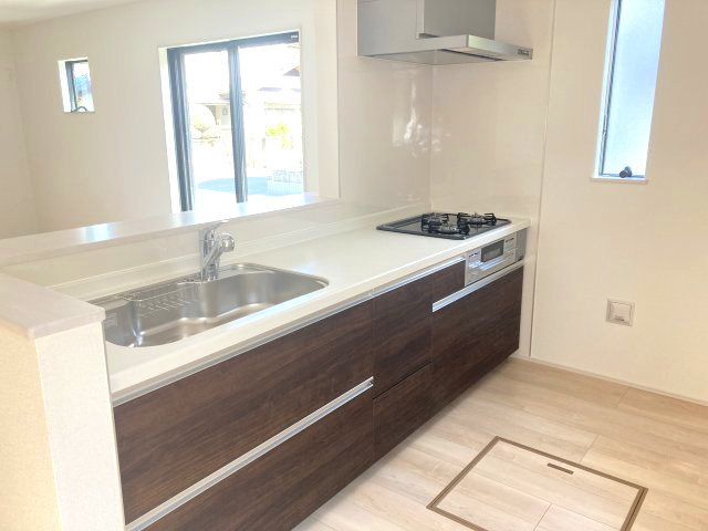 リナージュ前橋六供町1丁目01期　1号棟のキッチン|人気のカウンターキッチン採用です☆
コンロも３口ご用意しています！調理スペースも広くストレスなくお料理できます。
浄水器つきなので美味しいお水も飲めますよ♪
収納も沢山ご用意しています。