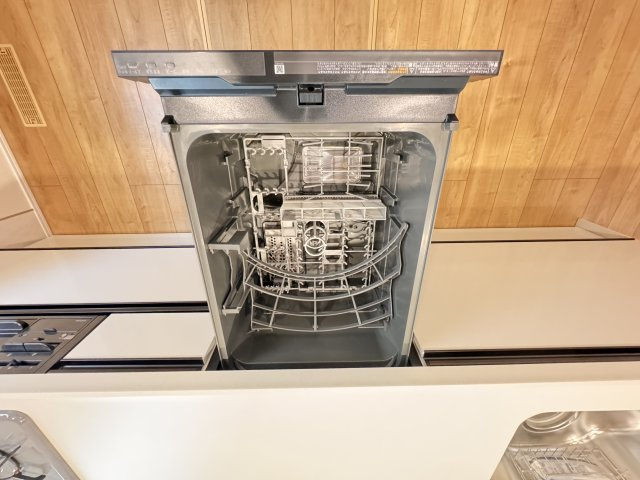 リナージュ前橋六供町1丁目01期　1号棟のキッチン|人気のカウンターキッチン採用です☆
コンロも３口ご用意しています！調理スペースも広くストレスなくお料理できます。
浄水器つきなので美味しいお水も飲めますよ♪
収納も沢山ご用意しています。