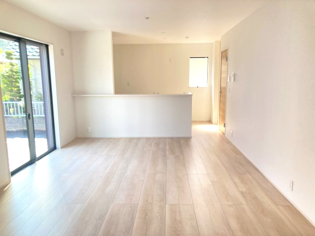 リナージュ前橋六供町1丁目01期　1号棟の居間・リビング|16.3帖リビング♪人気の対面式キッチンを配した空間はお好みの家具も合わせやすく、家族がくつろぐ快適な空間造りをサポート。窓からは明るい陽光が差し込みます。