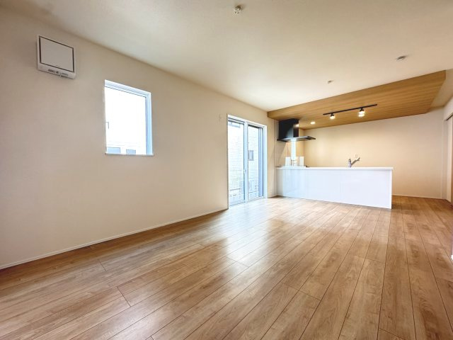 リナージュ前橋六供町1丁目01期　1号棟の居間・リビング|16.3帖リビング♪人気の対面式キッチンを配した空間はお好みの家具も合わせやすく、家族がくつろぐ快適な空間造りをサポート。窓からは明るい陽光が差し込みます。