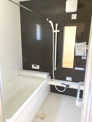 リナージュ前橋六供町1丁目01期　1号棟の浴室|１坪タイプのフルオートバスです！
足を延ばして入れる広さなので一日の疲れも癒されますよ♪
室内物干しや浴室乾燥機もあるのでお天気の悪い日にはランドリースペースとしてもご利用できます！