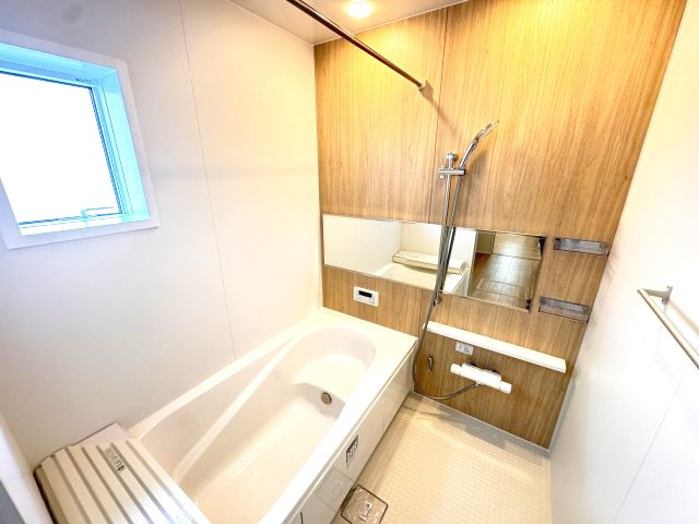 リナージュ前橋六供町1丁目01期　1号棟の浴室|１坪タイプのフルオートバスです！
足を延ばして入れる広さなので一日の疲れも癒されますよ♪
室内物干しや浴室乾燥機もあるのでお天気の悪い日にはランドリースペースとしてもご利用できます！