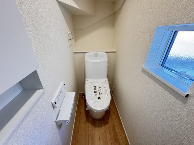 リナージュ前橋六供町1丁目01期　1号棟のトイレ|1階トイレです。清潔感のある白を基調としています。
温水洗浄・便座暖房機能の付いた快適なトイレです☆