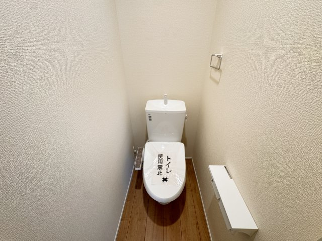 リナージュ前橋六供町1丁目01期　1号棟のトイレ|2階トイレです。清潔感のある白を基調としています。