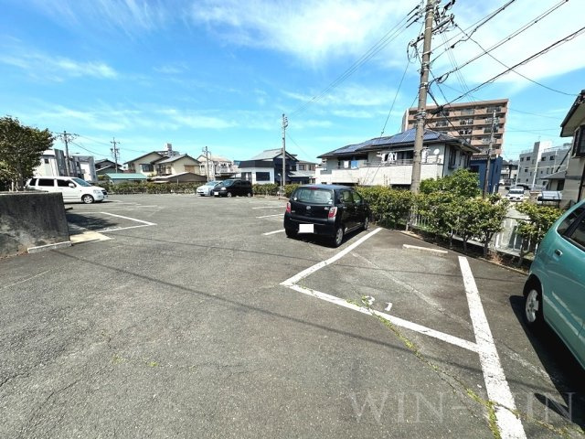 ウイングコート東小池 A棟の駐車場