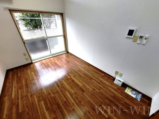 ウイングコート東小池 A棟の居間・リビング