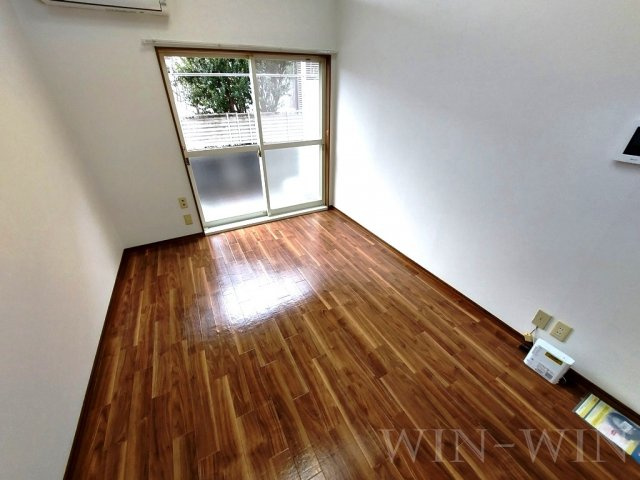 ウイングコート東小池 A棟の居間・リビング