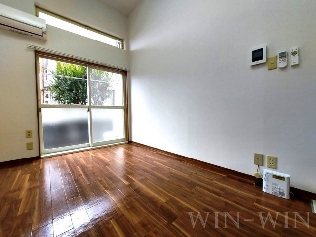 ウイングコート東小池 A棟の居間・リビング