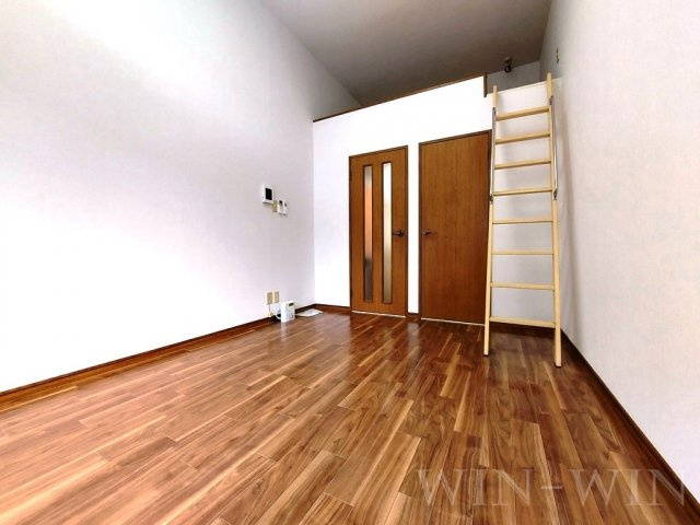 ウイングコート東小池 A棟の居間・リビング