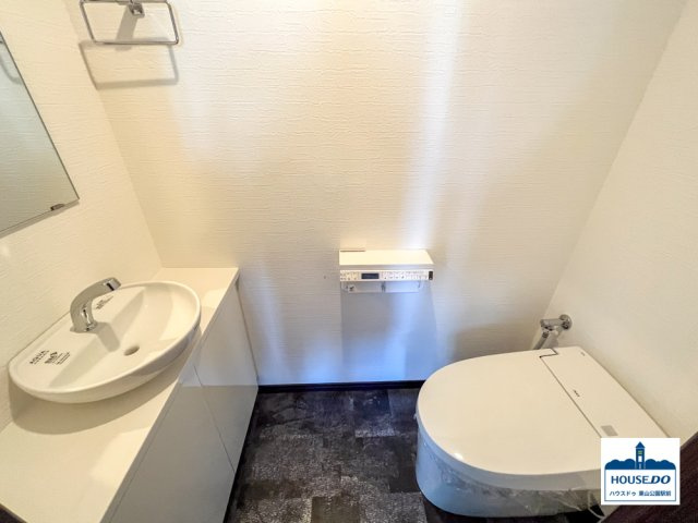 角部屋12階で日照良好！3路線利用可！ライオンズシティ鶴舞のトイレ|タンクレスで手洗い場も配置された広めのトイレ