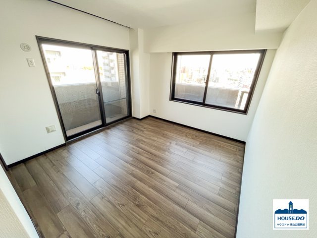 角部屋12階で日照良好！3路線利用可！ライオンズシティ鶴舞の洋室|バルコニーに出られる窓のついた東側6帖の洋室