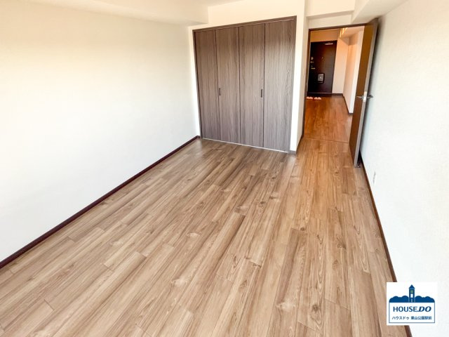 角部屋12階で日照良好！3路線利用可！ライオンズシティ鶴舞の洋室|玄関から突き当たりにある西側6帖の洋室。
全ての居室にはクローゼットが設置されています！