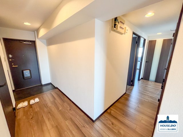 角部屋12階で日照良好！3路線利用可！ライオンズシティ鶴舞のその他|来客があってもプライバシーの守られやすいレイアウトの廊下