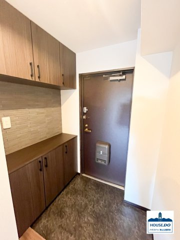 角部屋12階で日照良好！3路線利用可！ライオンズシティ鶴舞の玄関|下部の棚上にインテリアや小物アイテムを置けるタイプのシューズボックス
