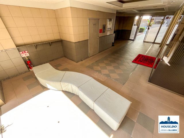 角部屋12階で日照良好！3路線利用可！ライオンズシティ鶴舞のロビー|採光に配慮された明るいエントランスホール