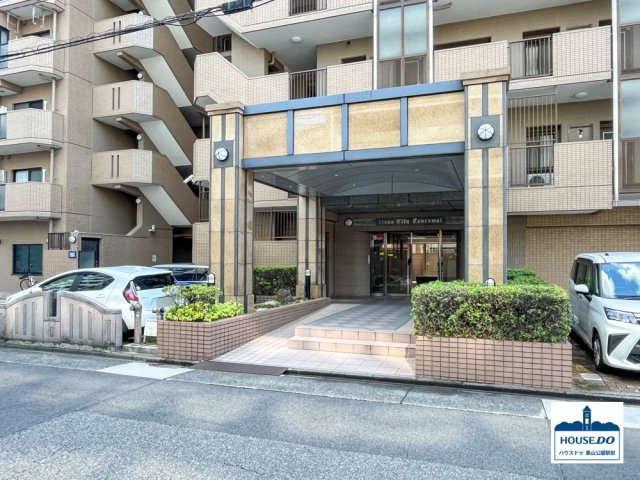 角部屋12階で日照良好！3路線利用可！ライオンズシティ鶴舞|モダンなデザインでまとめられたマンションエントランス