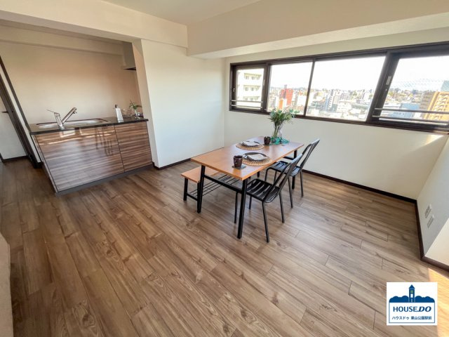 角部屋12階で日照良好！3路線利用可！ライオンズシティ鶴舞のダイニング|バルコニーに隣接しているのに加え2面採光で明るいダイニング