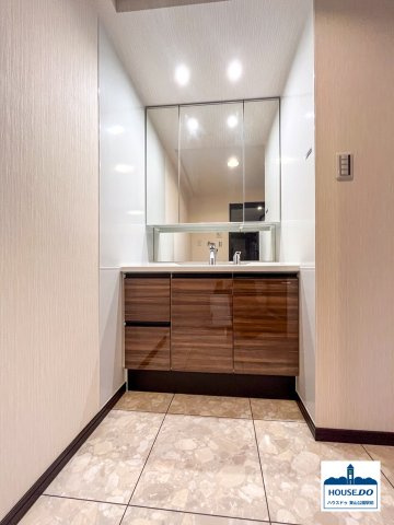 角部屋12階で日照良好！3路線利用可！ライオンズシティ鶴舞の洗面所|鏡に幅のある3+1面鏡タイプの洗面台です